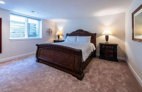 Luxurious 4BR Retreat - Pool Table & Chic Amenities - Photo 36