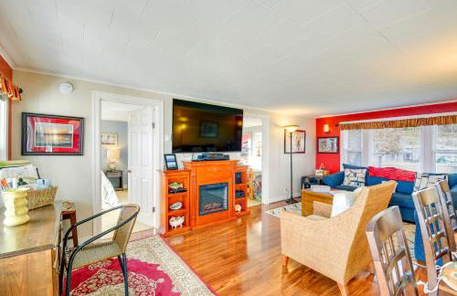 Bayfront Port Hadlock Retreat with Grill and Deck! - Foto 7