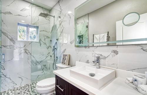 Luxury Tropical Living , 4BR w Backyard Pool Oasis - Foto 28