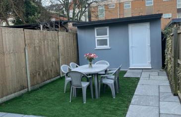 Aisiki Stays Apartments at Barnet, Airconditioned & Pet-Friendly, 2-Bedroom & 1-Bathroom Ground Floor with back Garden Flat, King or Twin Beds & Double Beds with Free WiFi - Foto 7