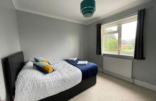 Luxurious Detached Holiday House Free Parking near Airport Town Centre Railway Station - Foto 41