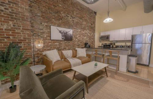 Stylish Exposed Brick 3 Bedroom - Photo 5