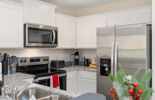 Stylish 3BR Getaway across Bristol Speedway - Foto 15