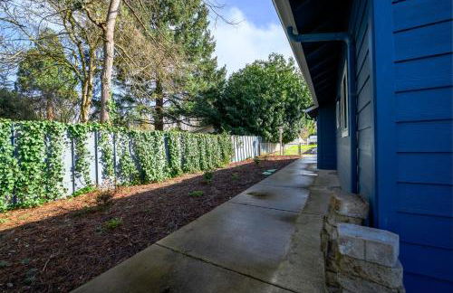 Blue House - private 2 bed, 2 bath home with garage - Photo 33