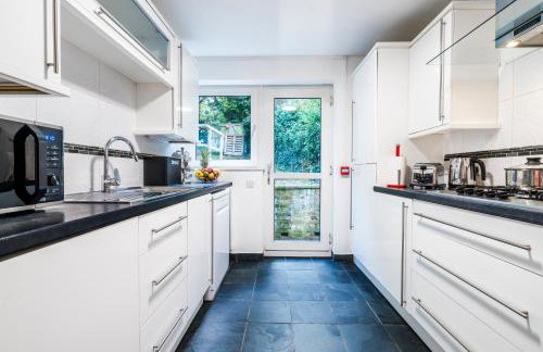 Mayflower 5-Bed Home, Contractors, Family, Harry Porter - Photo 8