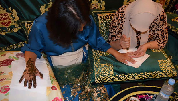 Disfrutando de la fiesta de la henna