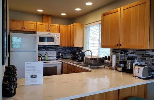 Sunkissed 3BR beach getaway - dog-friendly fenced yard, firepit, glimpse ocean views, near beach access, sleeps 8 - Foto 11