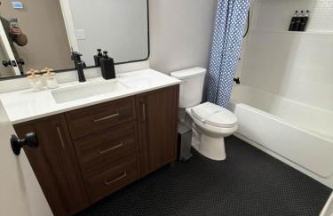 Spacious 4BR Family Home Free Parking, Fast WiFi, Near Galleria & Fountains - Foto 4