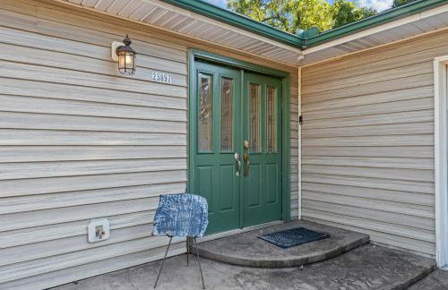 Lakefront Retreat with Deck Movie Room and Yard - Foto 56