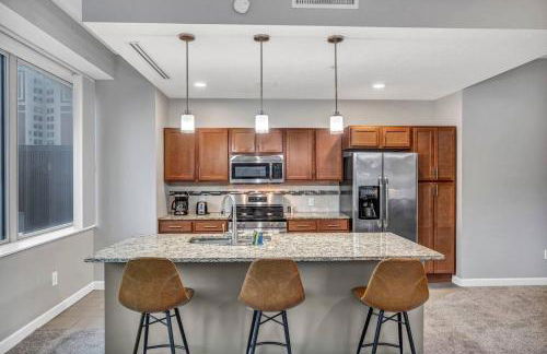 HUGE Panoramic SkySuite w/ Downtown VIEWS: Gym - Photo 14