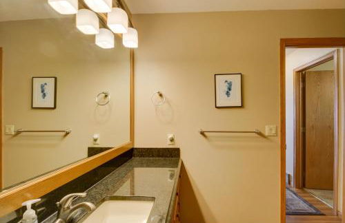 Sandy Beach Family Getaway with Fire Pit and Deck! - Foto 19