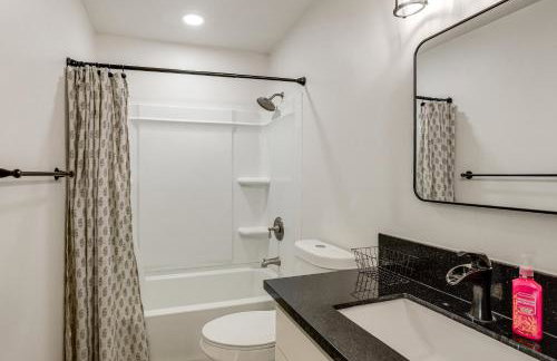 Under 1 Mi to Med Center! Stylish Home in Tulare - Foto 17