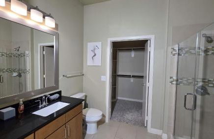 Poolside Comfort 2BR Galleria Stay AND Garage - Foto 24