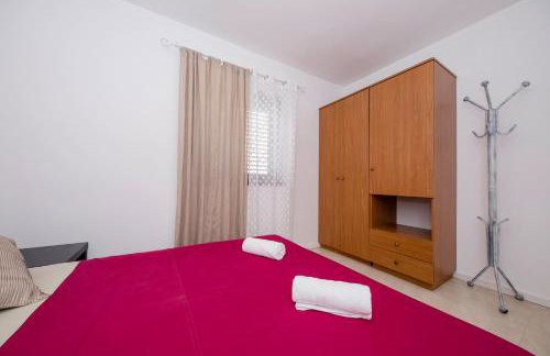 Apartments by the Beach with Pool and Lounge Beds - Miral Apartments - Foto 42