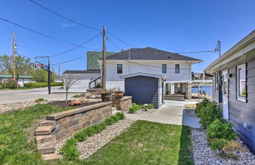 Lakefront Bellevue Home Private Beach and Fire Pit! - Foto 42