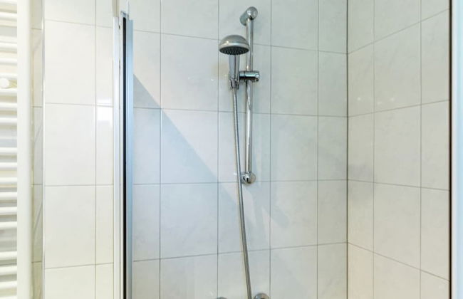 Peaceful Holiday Home With Garden - Photo 9