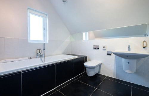 Trewhiddle Retreat V5 by Together Travel - Luxury 4-Bedroom Villa - Foto 25