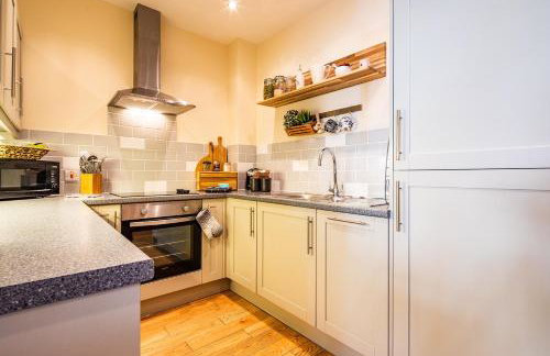 Buxton centre cosy cottage with free secure parking - Foto 6