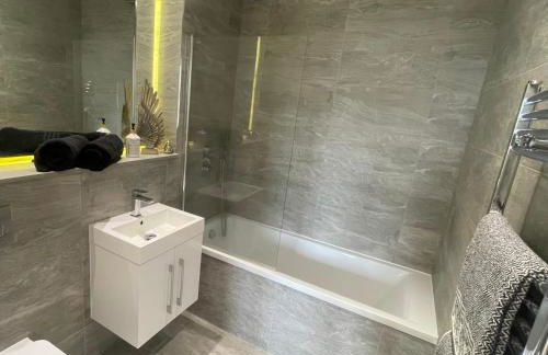 Extra large spacious 1 Bedroom private apartment, Nr St Albans City Station, Business, contractor, Parking, WiFi - Photo 13