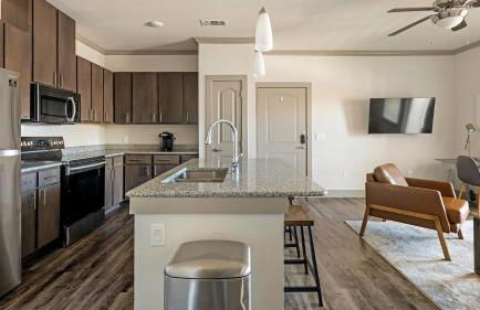 Landing Amazing 1BD Courtyard Pool - Photo 7