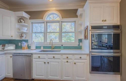 Large Luxury House, King Beds and More, Hot Tub, Theater, Fireplace, Game Room, Ping-pong, Pool Table, Air Hockey, Arcade, River, Big Kitchen, Nice Porch, Quiet, Good for Families and Large Groups, Near UGA Golf Course, Close to UGA & Stanford Stadium - Photo 71