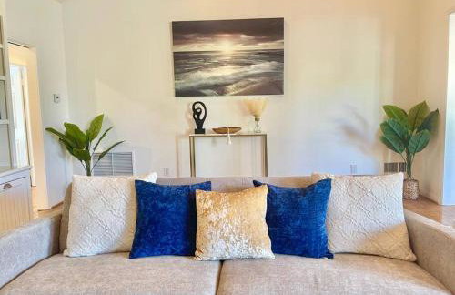 New Charming Spacious Disneyland Pool Home - Photo 65