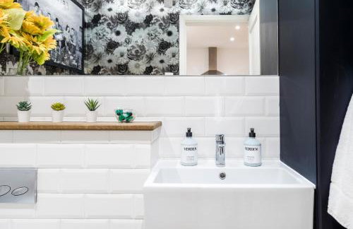 Cozy 3 Bedroom Terrace Cottage in Epsom - Photo 38