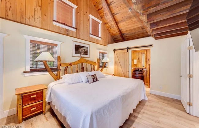 NEW Jungle Paradise Treehouse Suite With Resort Amenities Elevator Access Outdoor Kitchen Lagoon Lazy River Pool RV Hook up - Foto 44