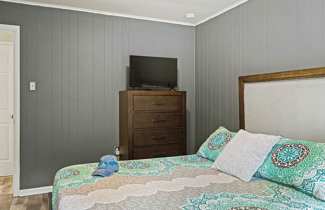 Frolic on Fern by Avantstay Enclosed Deck w/ Forest Views, Bar - Photo 12