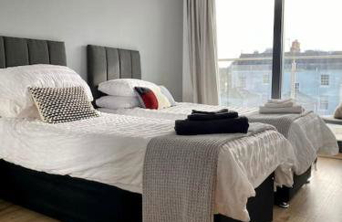 Luxury apartment close to Theatre, Barbican & Hoe 2 kings or 4 single beds secure covered parking - Foto 17