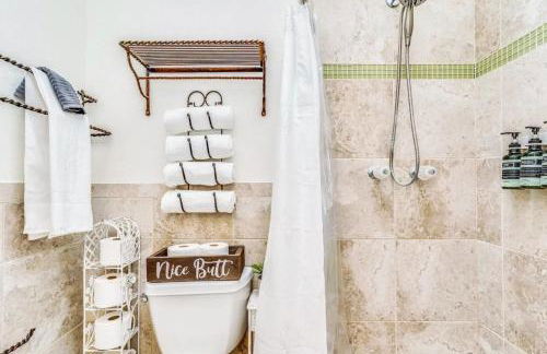 2BR Hideaway with Patio Springtime in Downtown - Foto 22