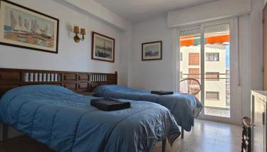 SPACIOUS FLAT WITH SEA VIEWS, FOR 8 PEOPLE WITH 3 BEDROOMS, 2 BATHROOMS and WIFI, NEXT TO THE BEACH!! - Foto 4
