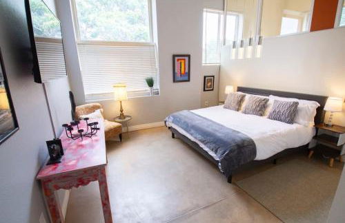 Trendy Modern Loft in Rino Art District - Photo 29