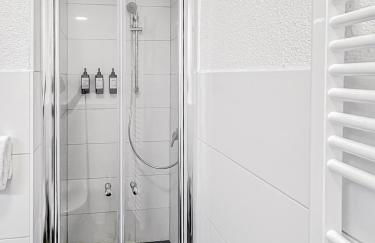 Chic City Apartment, 1BR for 2, Elegant Comfort, City Center - Foto 12