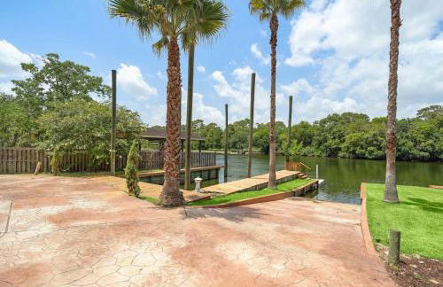Waterfront oasis with private pool, game room, fire pit and volleyball court - Foto 79