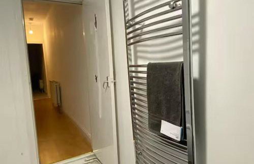 Cosy 2 Bed House - Sleeps 3 Parking & Garden - Foto 6