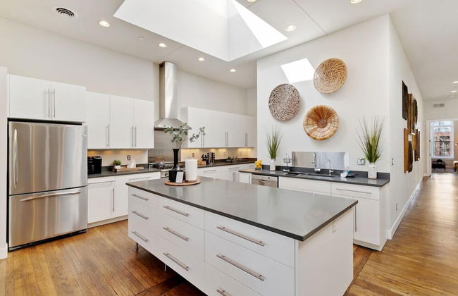 The Penthouse Loft in the Heart of Old Town! - Photo 11