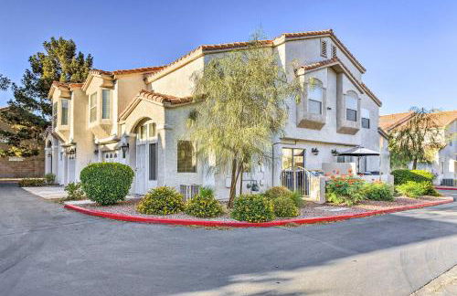 Contemporary Vegas Townhome with Community Pool - Foto 1