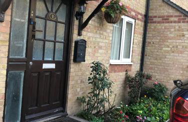 Cheerful 4 bedroom house with garden free parking - Photo 9