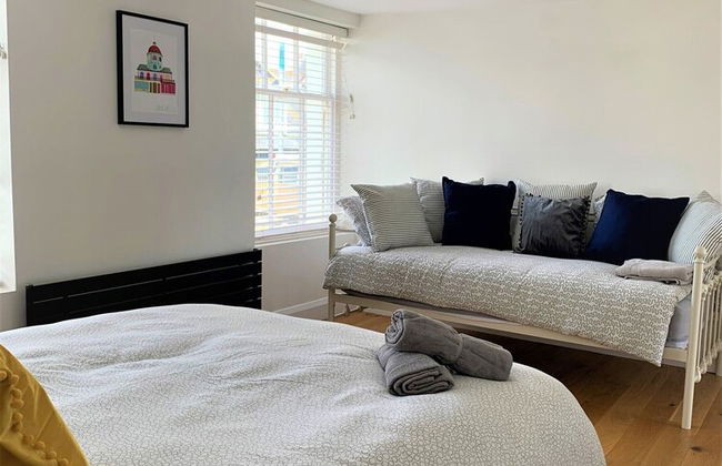 Warwick House - Photo 4