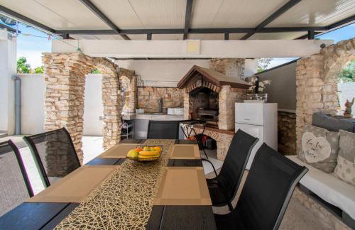 Villa Marsel with Pool & Jacuzzi by Istrabook - Foto 11