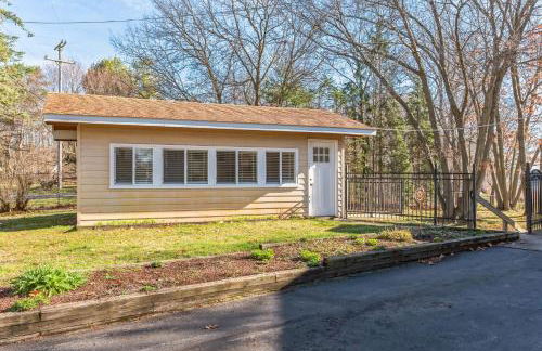 Cozy Lakefront Studio On Long Lake! Home by RedAwning - Foto 58