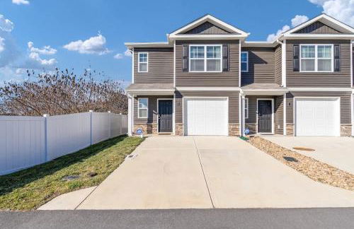 Stylish 3BR Getaway across Bristol Speedway - Foto 1