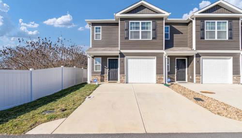 Stylish 3BR Getaway across Bristol Speedway - Foto 1