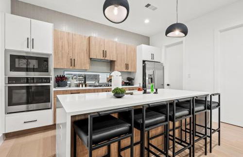 New Modern Dallas Skyline Rooftop Firepit and a Garage - Foto 20