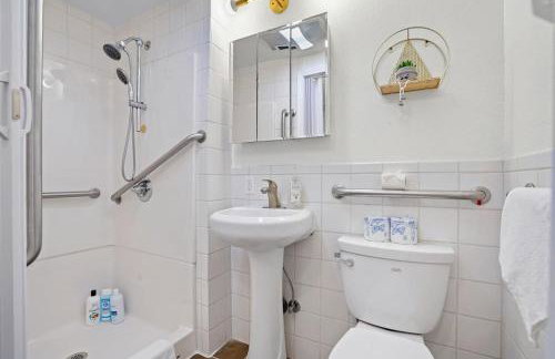 Spacious 5BR Coastal Retreat - 8 Beds Beach & Golf - Old - Photo 30