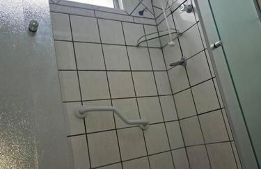 Belíssima Casa a Beira Mar com Piscina Aquecida Cobrado a Parte, 5 Quartos com Ar Condicionado, Amplo Salão de Jogos com Mesas de Bilhar e Pebolim, Amplo Espaço Externo com Churrasqueira em Deck Gourmet Coberto frente a Piscina,Tudo isso á Beira Mar - Photo 55