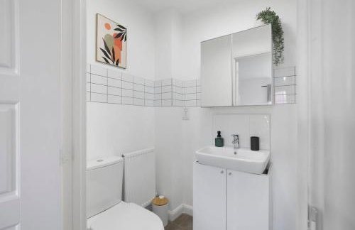 Newcastle Spacious 3-bedroom Semi-detached House with Parking, Sleeps 8, by URBAN PINNACLE STAYS - Foto 28