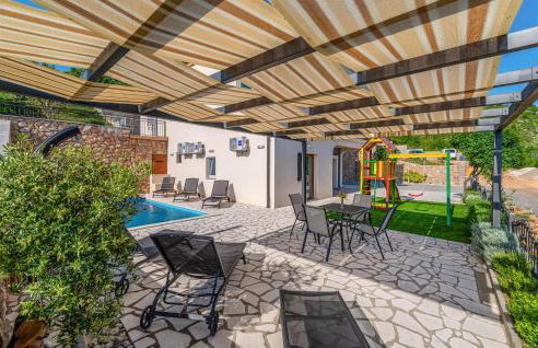 Awesome Home In Modric - Photo 16