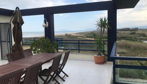 Ático 1ª línea con salida a playa - Foto 5